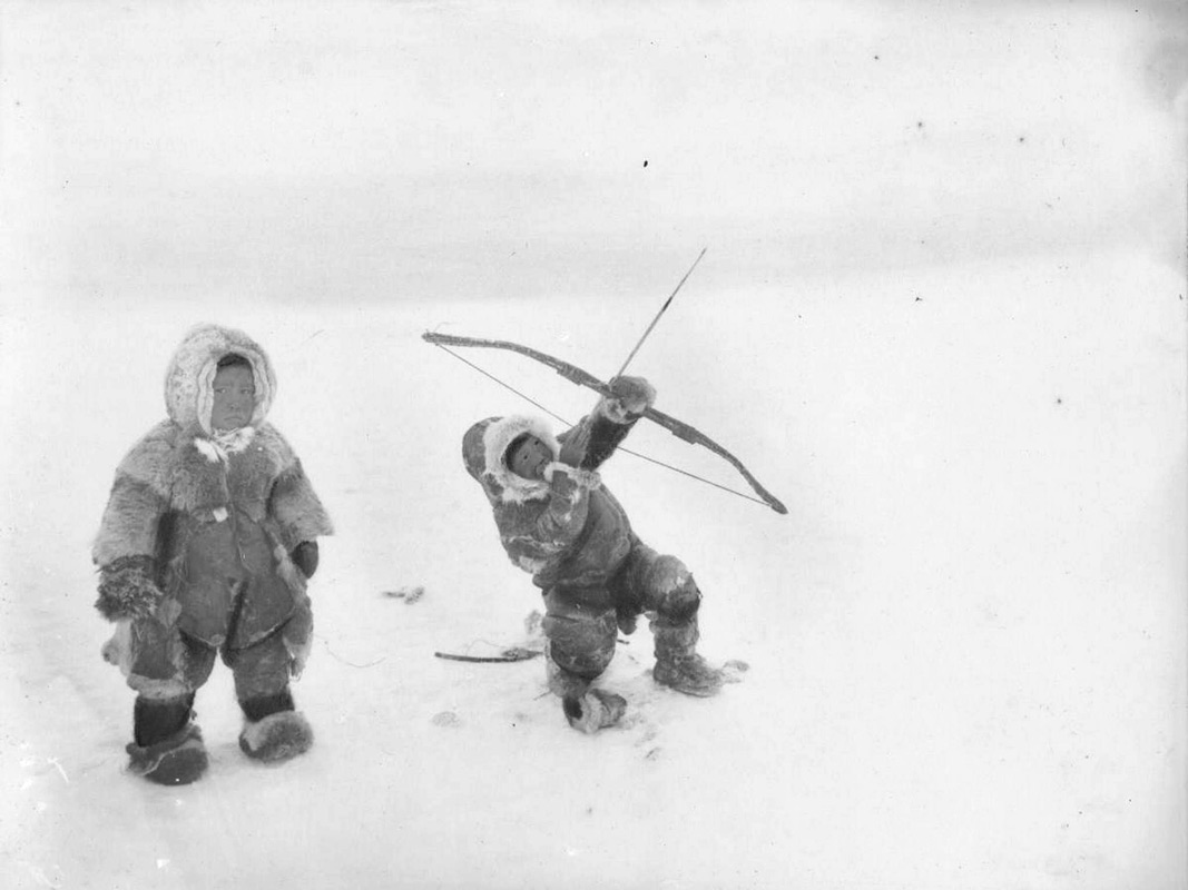 Inuittbarn skyter med pil og bue